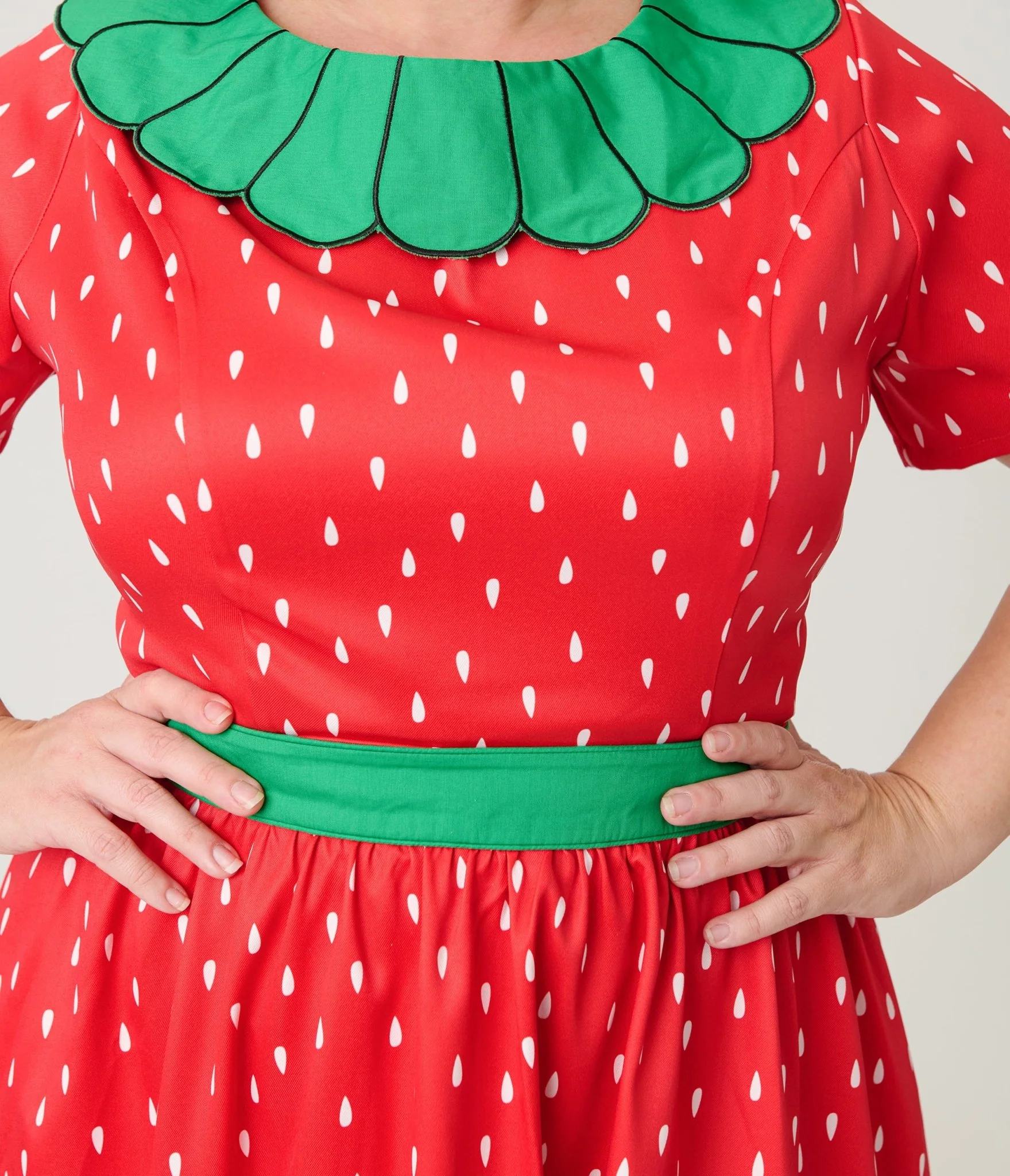 Smak Parlour Plus Size Red & Green Petal Collar Flare Dress - Image 5