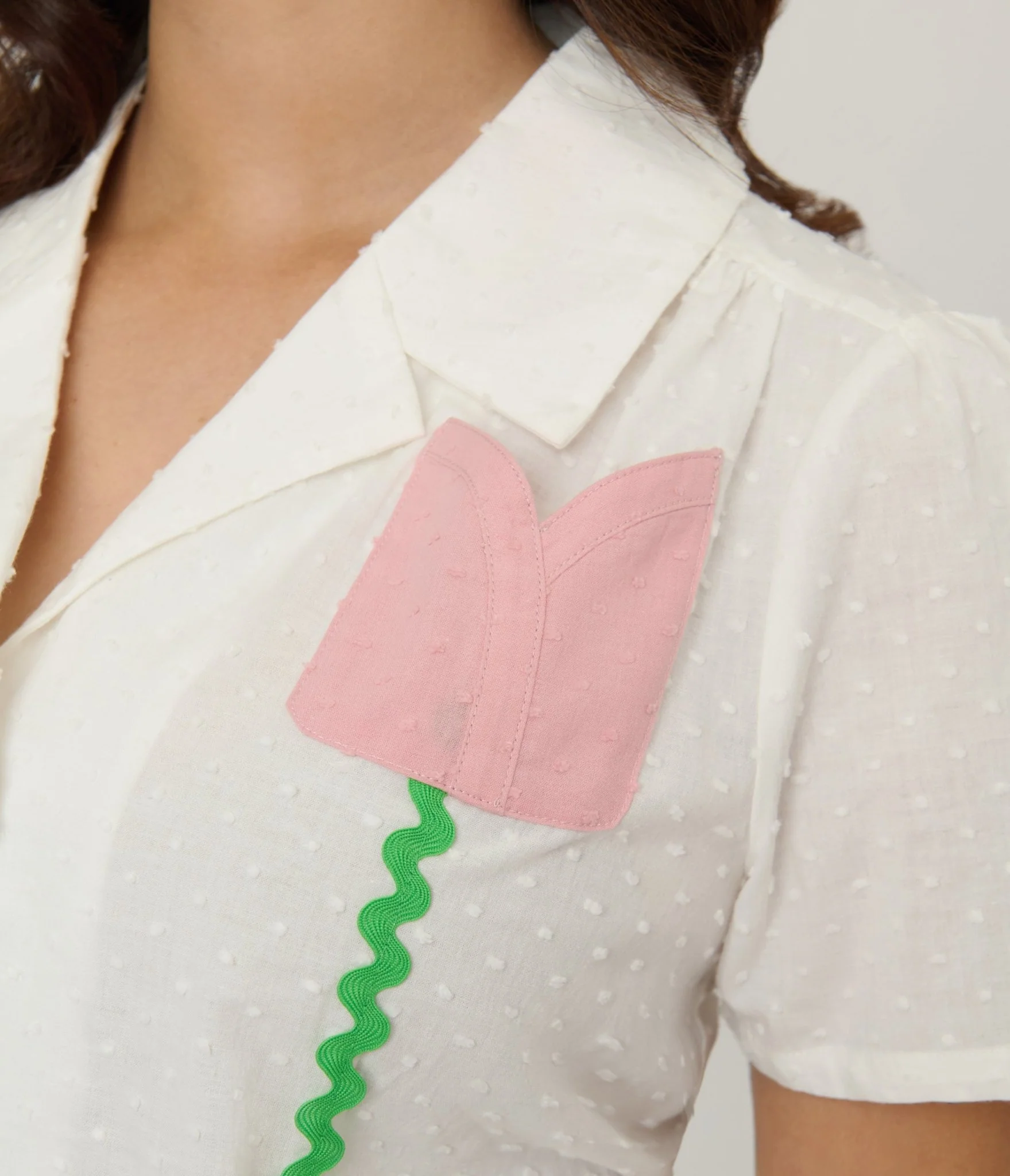 Unique Vintage White Swiss Dot & Tulip Notched Collar Blouse - Image 5
